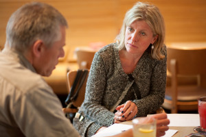Cornelia Gaebert bei einer Projektbesprechung für Individualsoftware